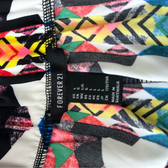 NWT Forever 21 shorts. Size large. Gorgeous patterned shorts ! - Picture 9 of 12